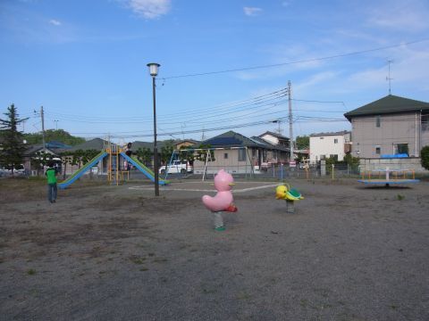 奈良淵第2公園にある遊具の種類は、滑り台、ブランコ、鉄棒、回転遊具、スプリング遊具。