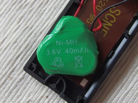 ボタン電池っぽい形状の充電池が3つまとめられていて、「Ni-MH 3.6V 40mAh」と記載されています。Ni-MHはニッケル水素充電池ですね。回路的に見ても、ちゃんとソーラー充電式の商品のようです。