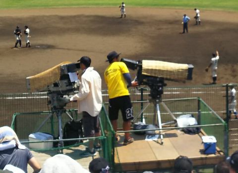 高校野球テレビ中継のカメラにも熱さ対策のすだれが。