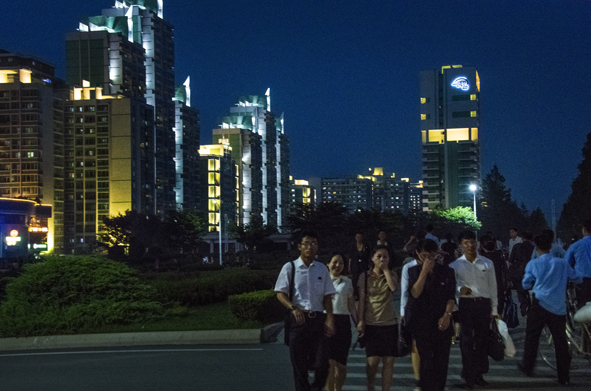 北朝鮮 ライトアップされた高層アパートと行き交う人びと | 平壌日記