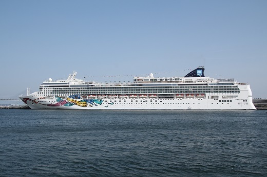 横浜港に初入港したバハマの客船「ノルウェージャン・ジュエル」