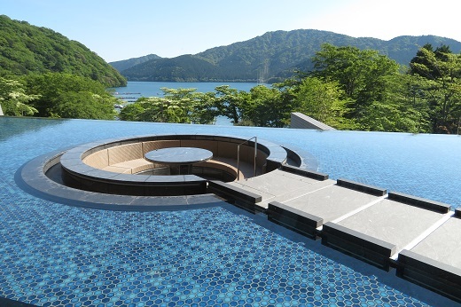 箱根芦ノ湖「はなをり」のオープンテラスの水盤ソファ