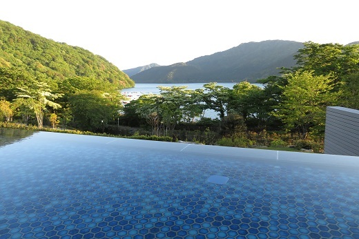 水盤ソファからの芦ノ湖の眺め