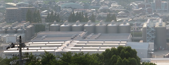 「かんぽの宿焼津」からのサッポロビール静岡工場のビールタンク群