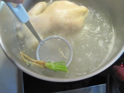 この鍋ではトリを丸々一羽、