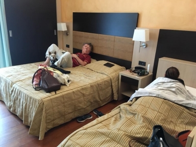 三つ目のベッドも、 よく観光地のホテルにあるような簡易ベッドではない普通のシングルベッドでした。
