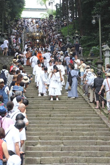 石段を下る志波彦神社の神輿