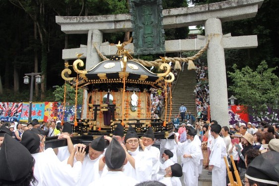 鳥居を潜る塩竃神社の神輿